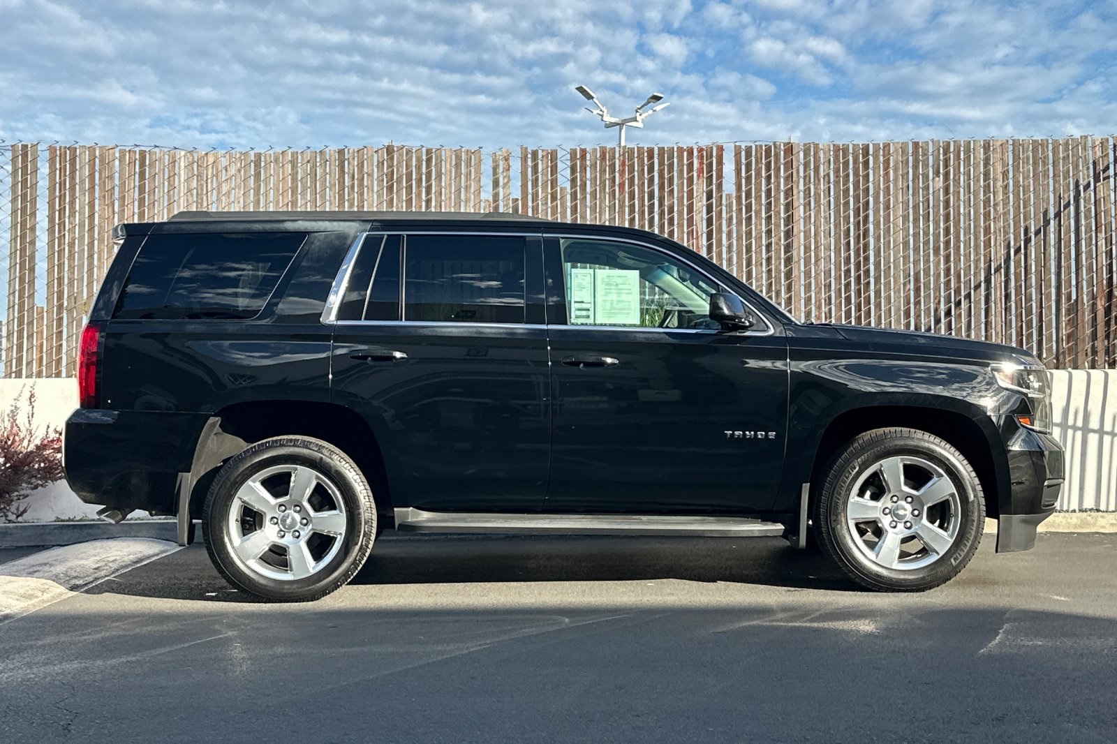 2017 Chevrolet Tahoe LS photo 3