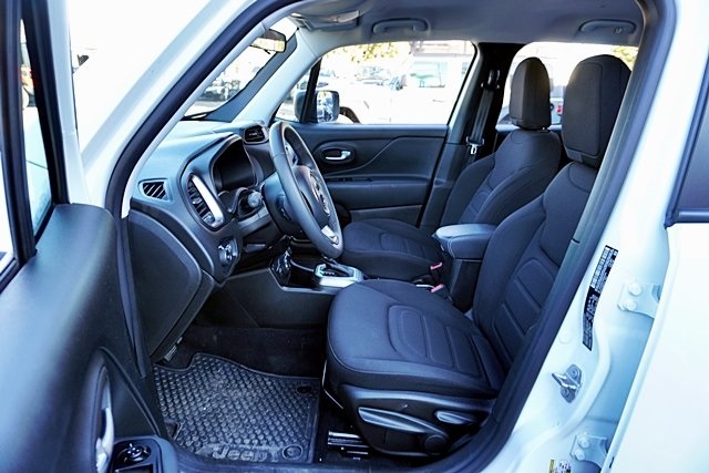 Certified Used 2022 White Jeep Latitude image 13