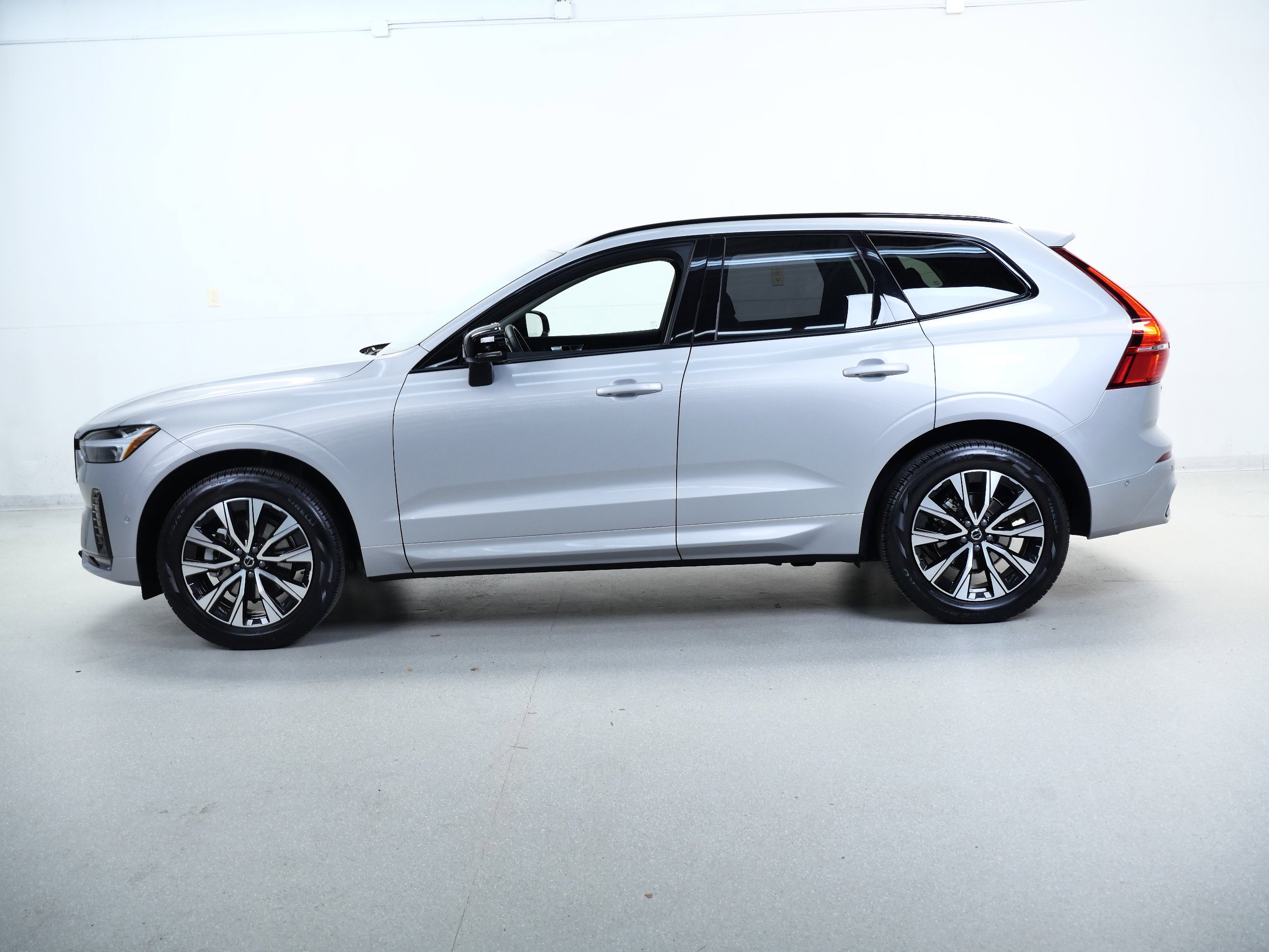 2025 Volvo XC60 Plus photo 10