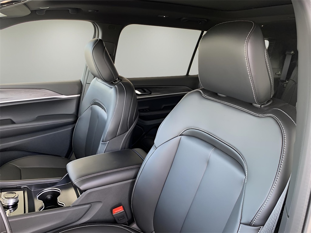 2025 Jeep Grand Cherokee Limited photo 30
