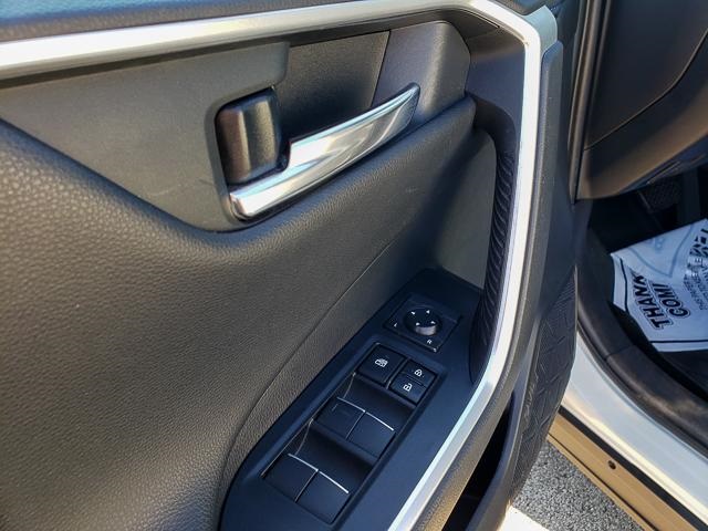 2019 Toyota RAV4 Hybrid XSE photo 10