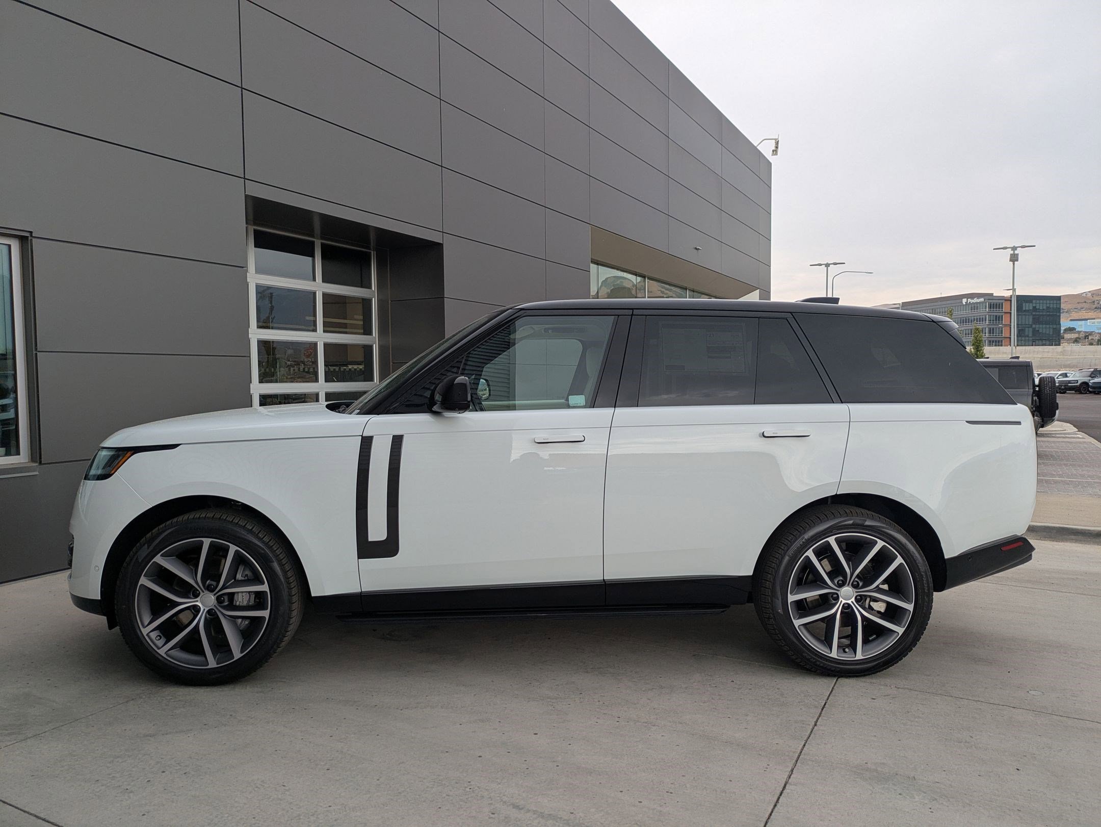 2025 Land Rover Range Rover SE photo 9