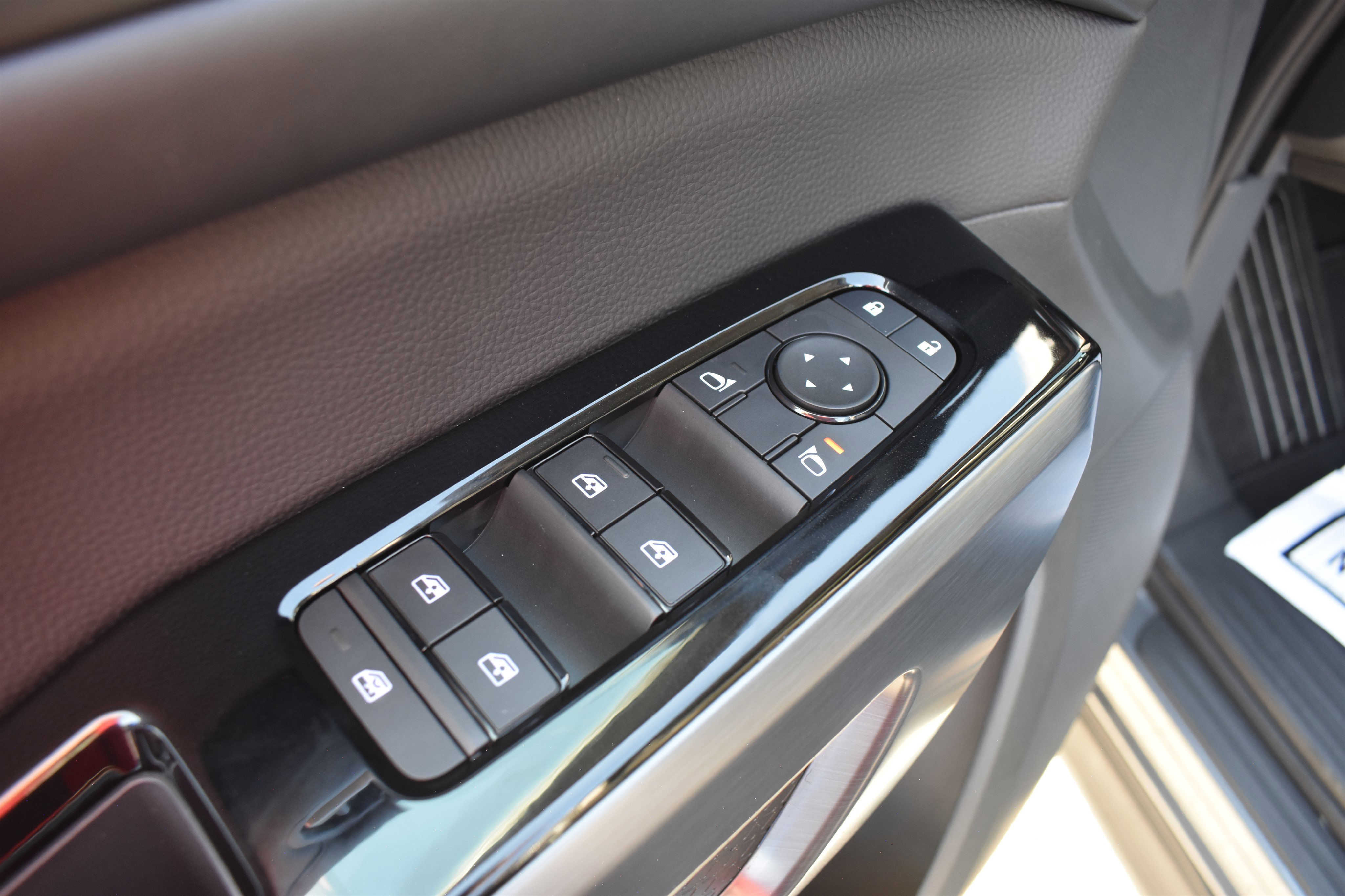 2025 Nissan Pathfinder SL photo 2