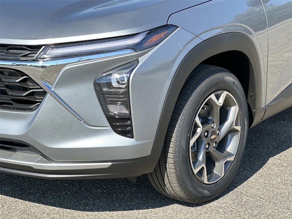 2025 Chevrolet Trax LT photo 8