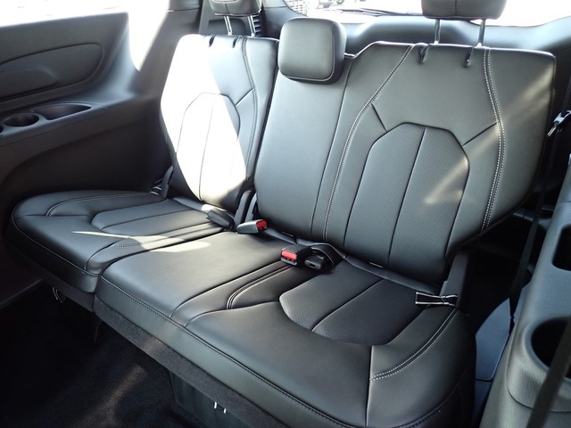 2026 Chrysler Pacifica photo 13