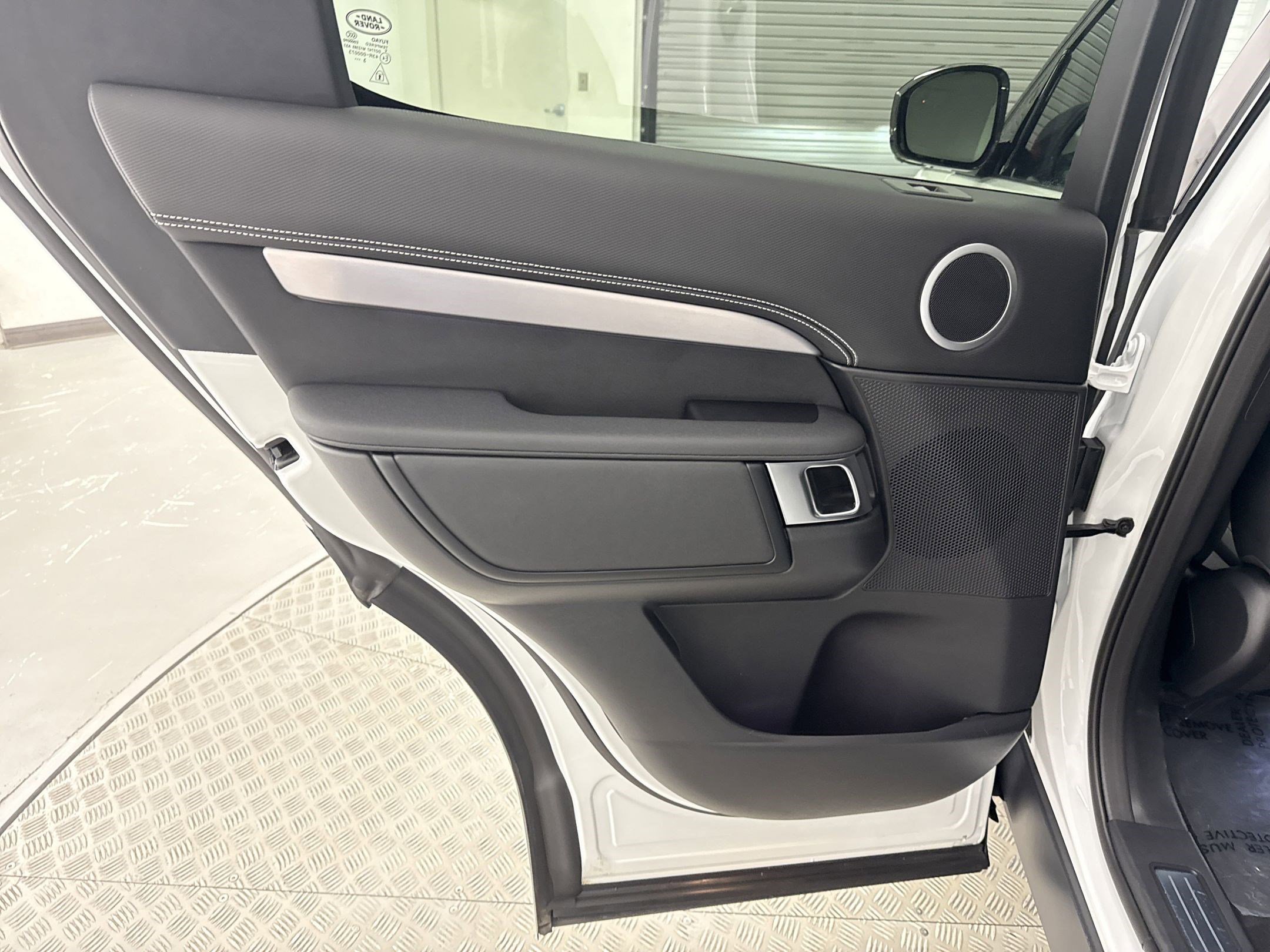 2024 Land Rover Discovery SE photo 27