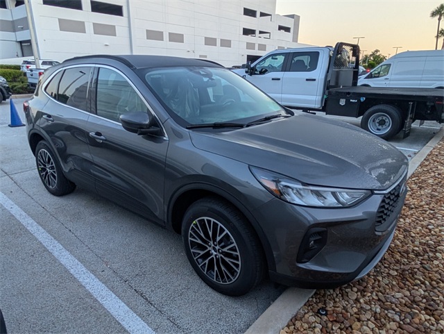 2025 Ford Escape Plug-In Hybrid photo 2