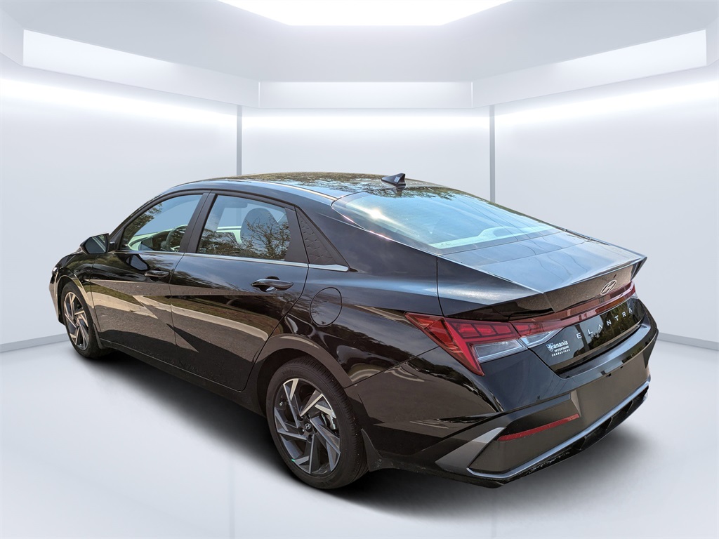 2024 Hyundai Elantra SEL Convenience photo 5
