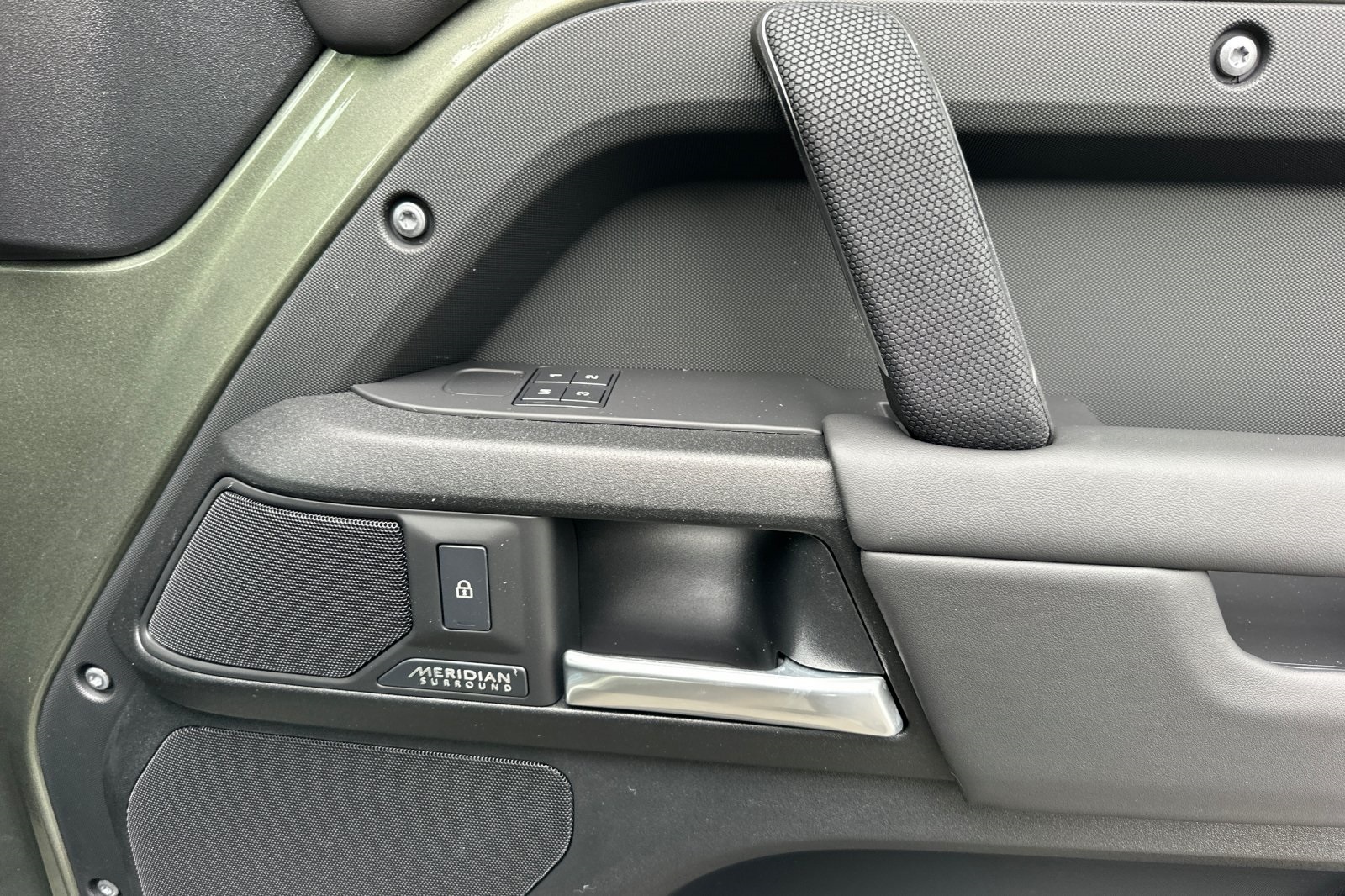 2025 Land Rover Defender 110 X photo 18