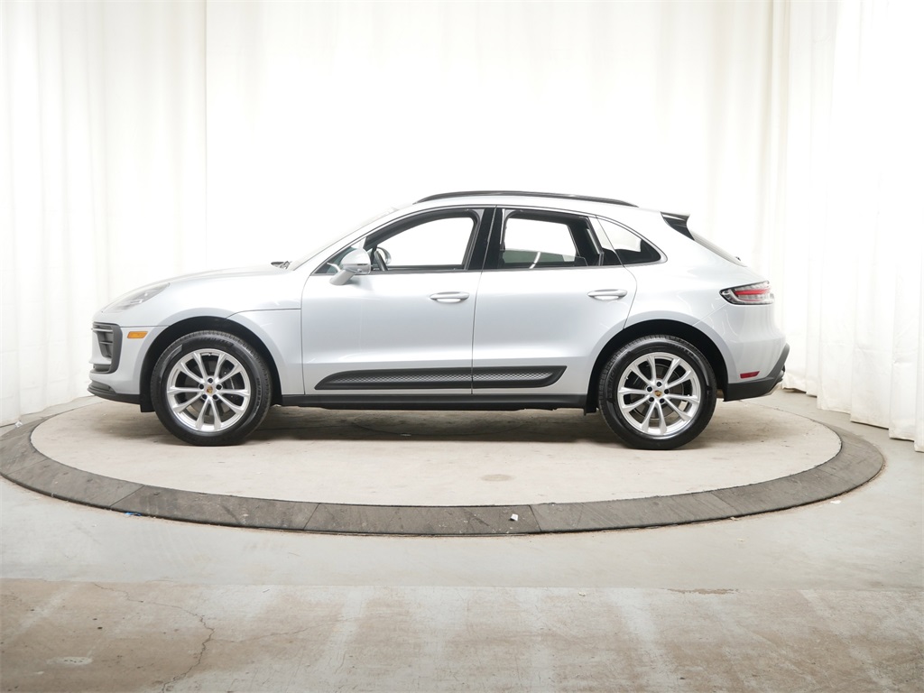2024 Porsche Macan T photo 2
