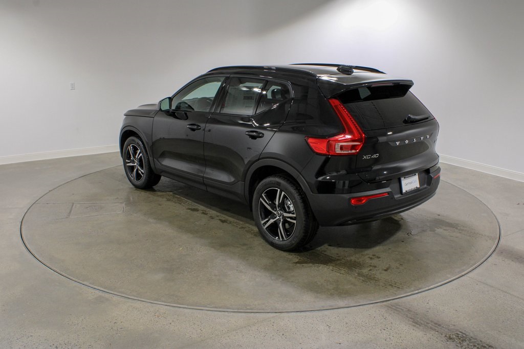 2026 Volvo XC40 Core photo 3