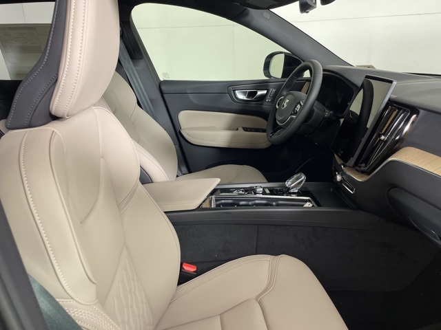 2026 Volvo XC60 Plus photo 13