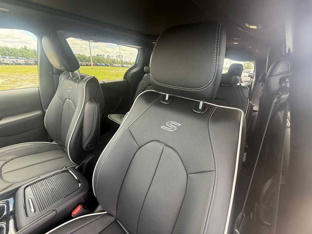 2026 Chrysler Pacifica Limited photo 18