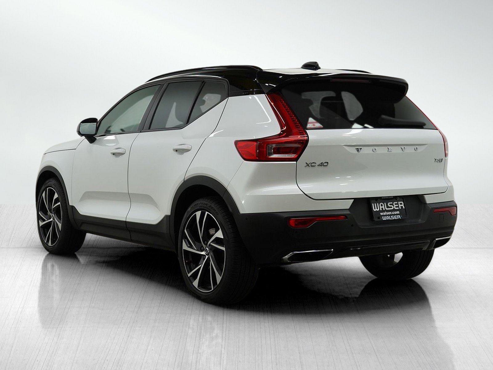 2019 Volvo XC40 R-Design photo 2