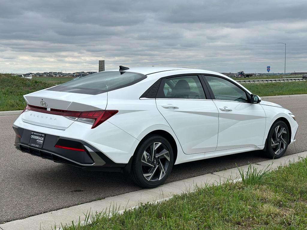 2025 Hyundai Elantra SEL Convenience photo 4