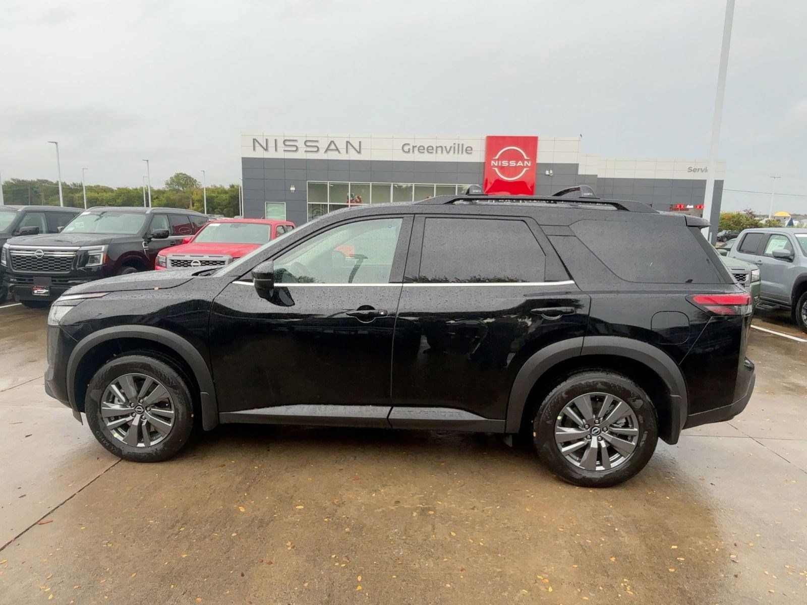 2025 Nissan Pathfinder SV photo 2