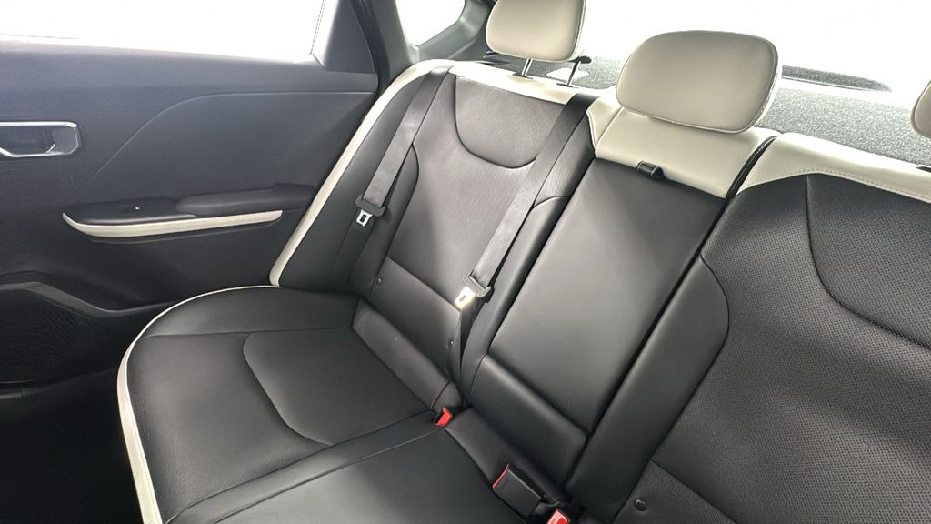 2025 Kia K4 GT-Line photo 14