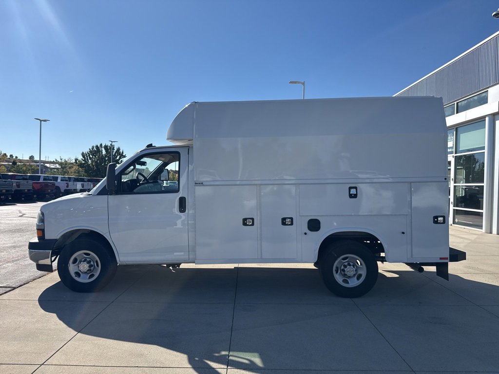 2024 Chevrolet Express Cutaway 3500 photo 2