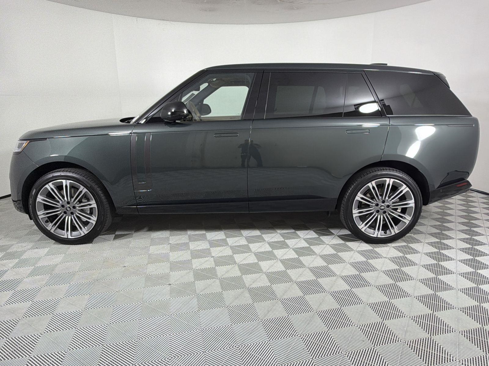 2025 Land Rover Range Rover SE photo 2