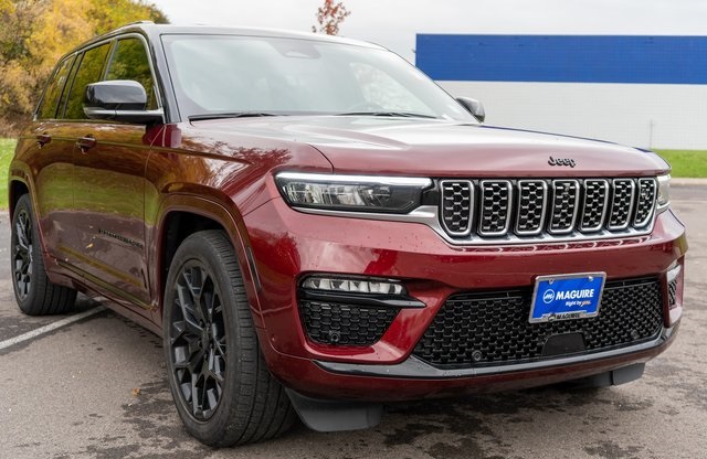 2024 Jeep Grand Cherokee Summit photo 3