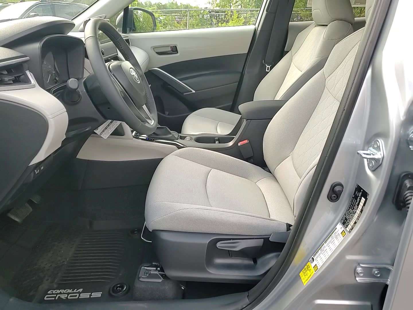 2025 Toyota Corolla Cross LE photo 14