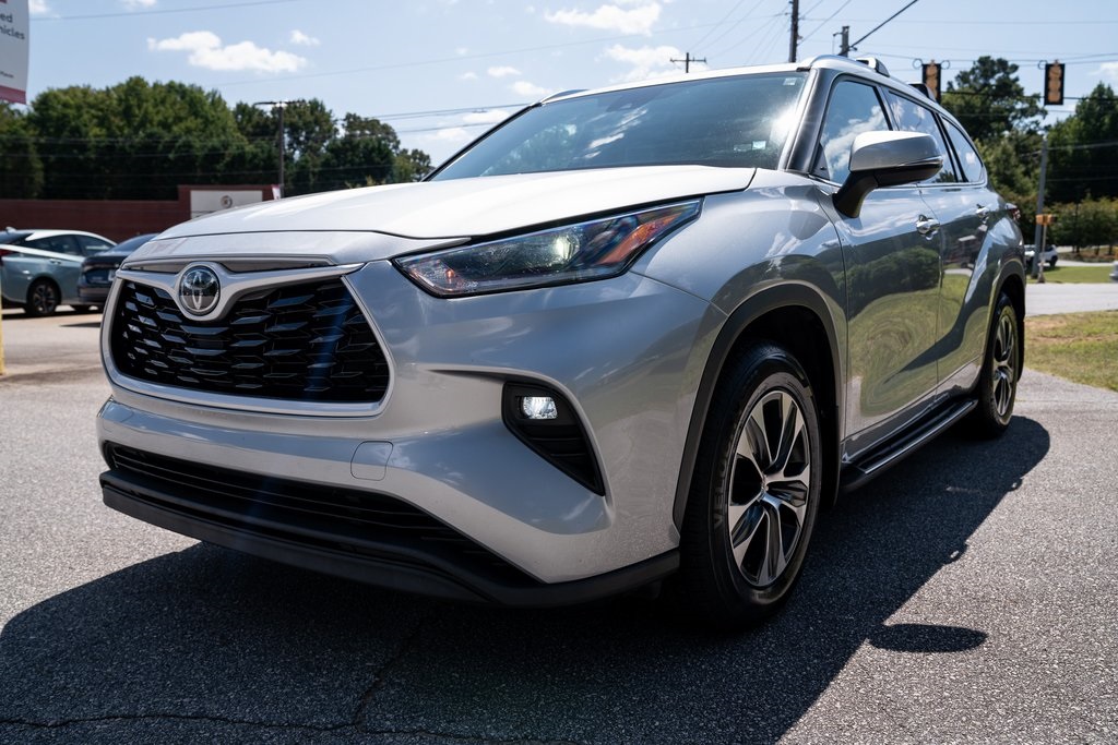 2021 Toyota Highlander XLE photo 3