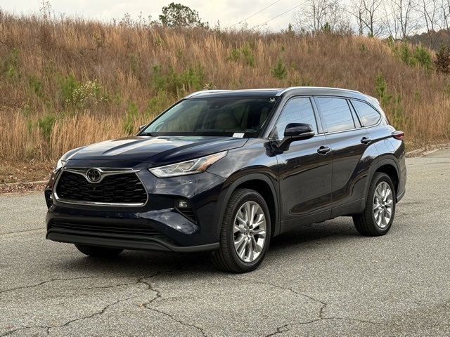 2022 Toyota Highlander Limited's photo