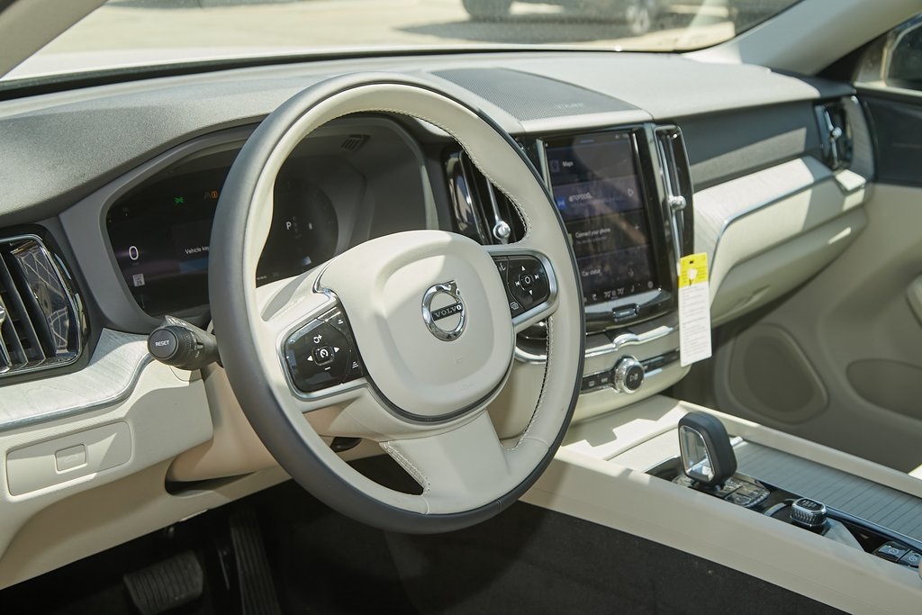 2025 VOLVO XC60 - Image 11