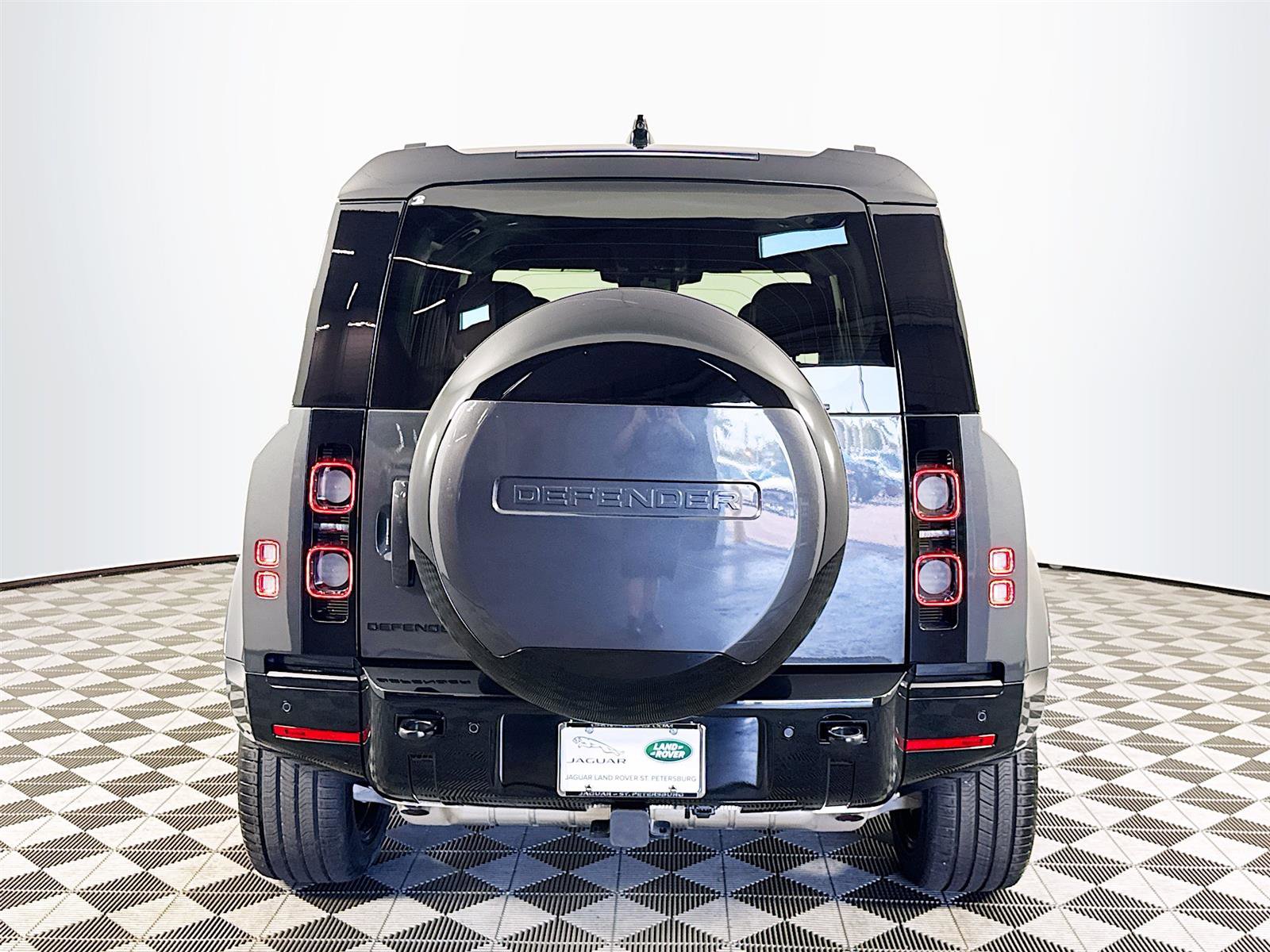 2025 Land Rover Defender 110 photo 6