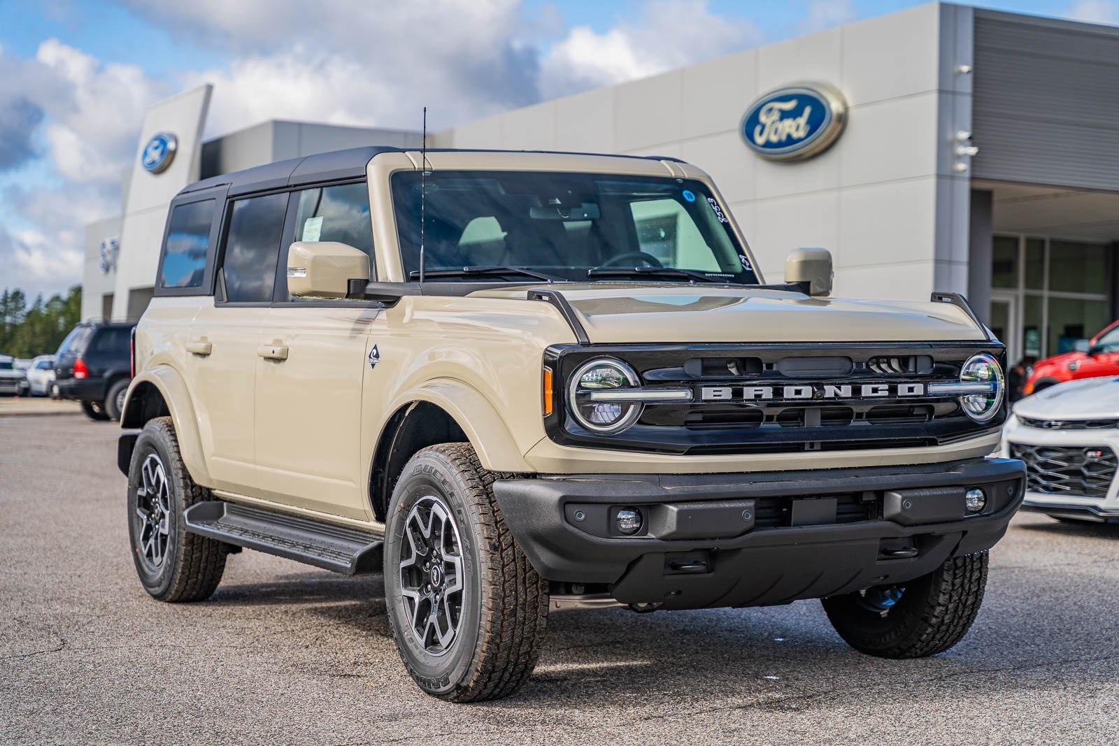 2025 Ford Bronco 4-Door Outer Banks's photo