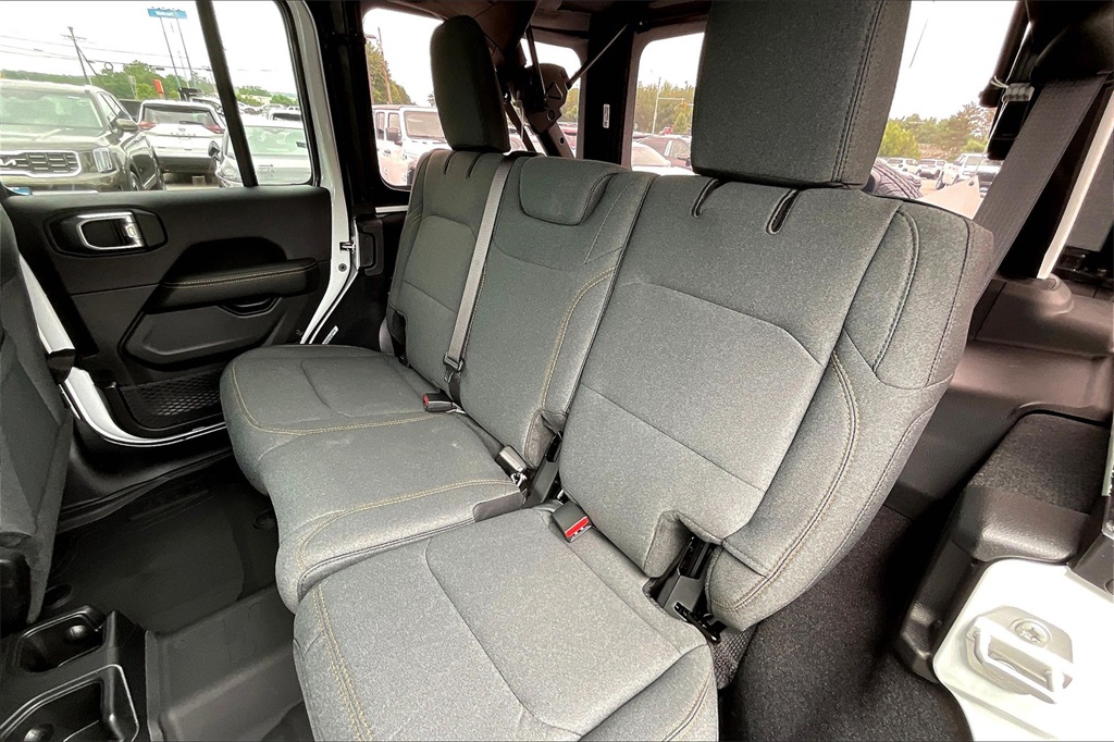 2025 Jeep Wrangler Sahara photo 14