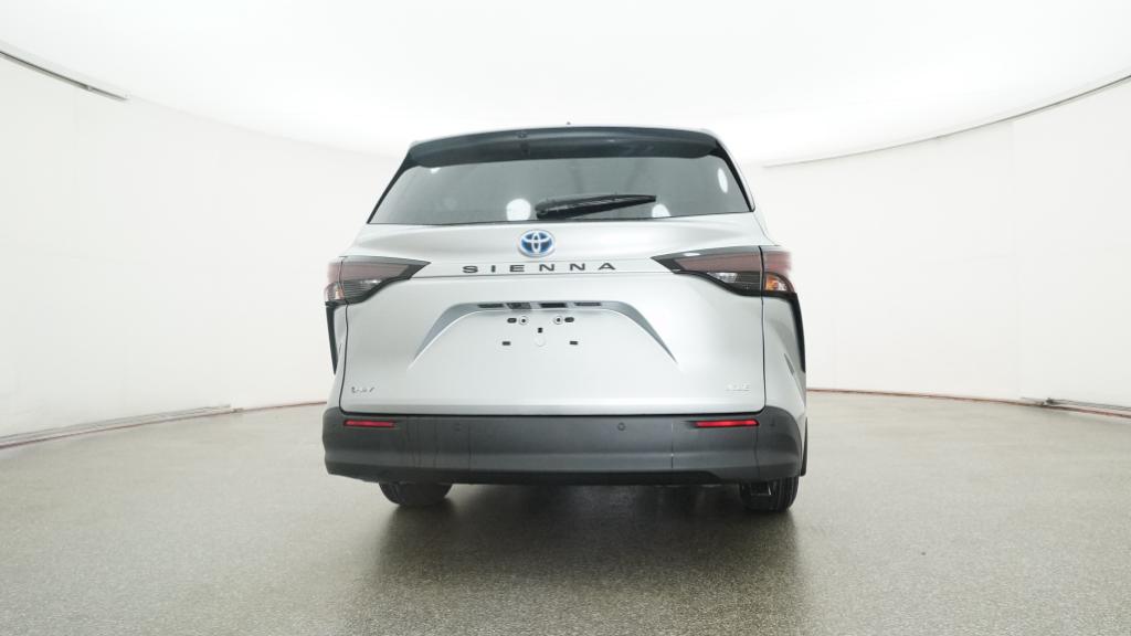 2025 Toyota Sienna XLE photo 3