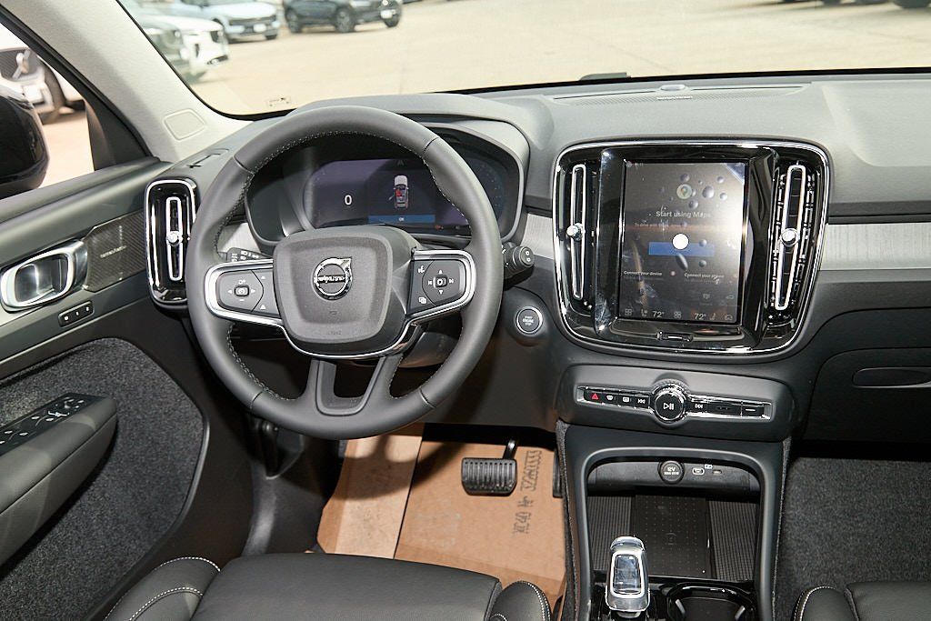 2026 VOLVO XC40 - Image 24