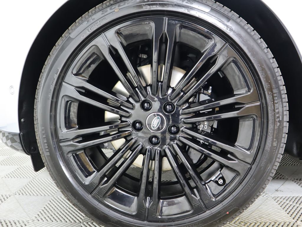 2025 Land Rover Range Rover SE photo 32