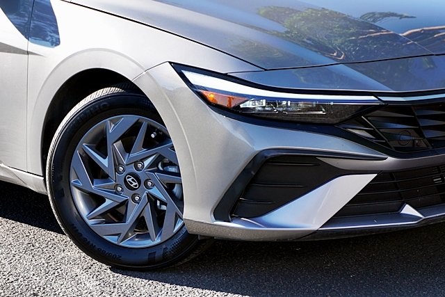 2024 Hyundai Elantra SEL photo 3
