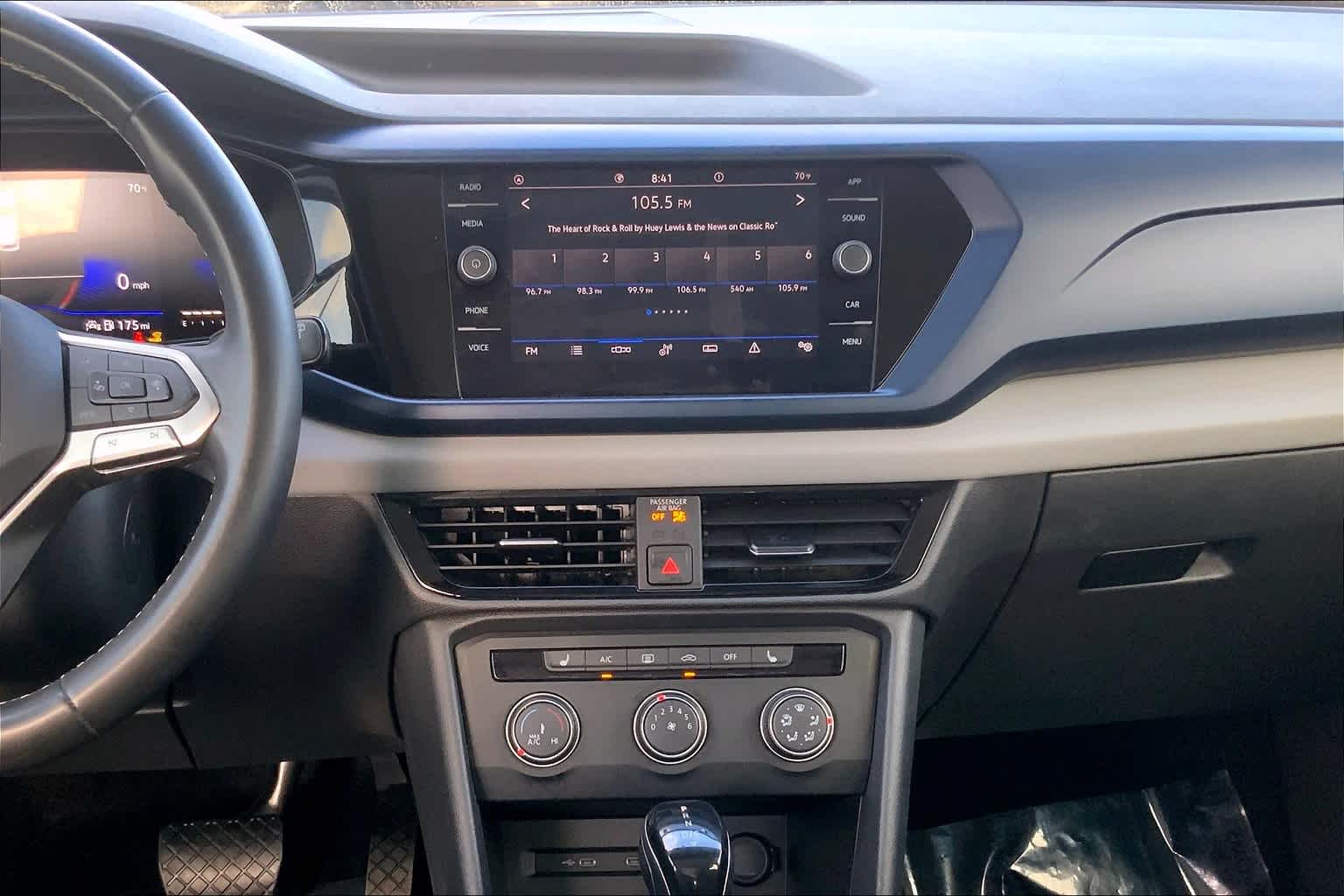 2022 Volkswagen Taos SE photo 3