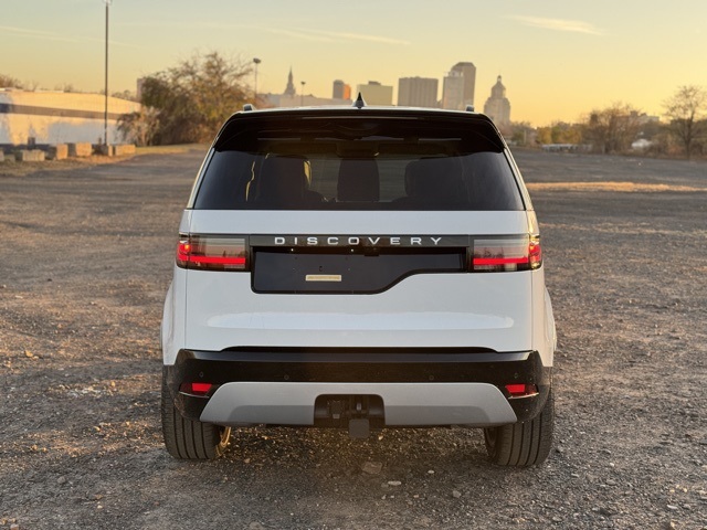 2025 Land Rover Discovery Metropolitan Edition photo 3