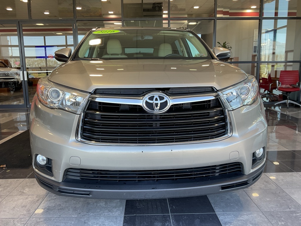 Used 2016 Toyota Highlander XLE with VIN 5TDJKRFH1GS241427 for sale in Kansas City