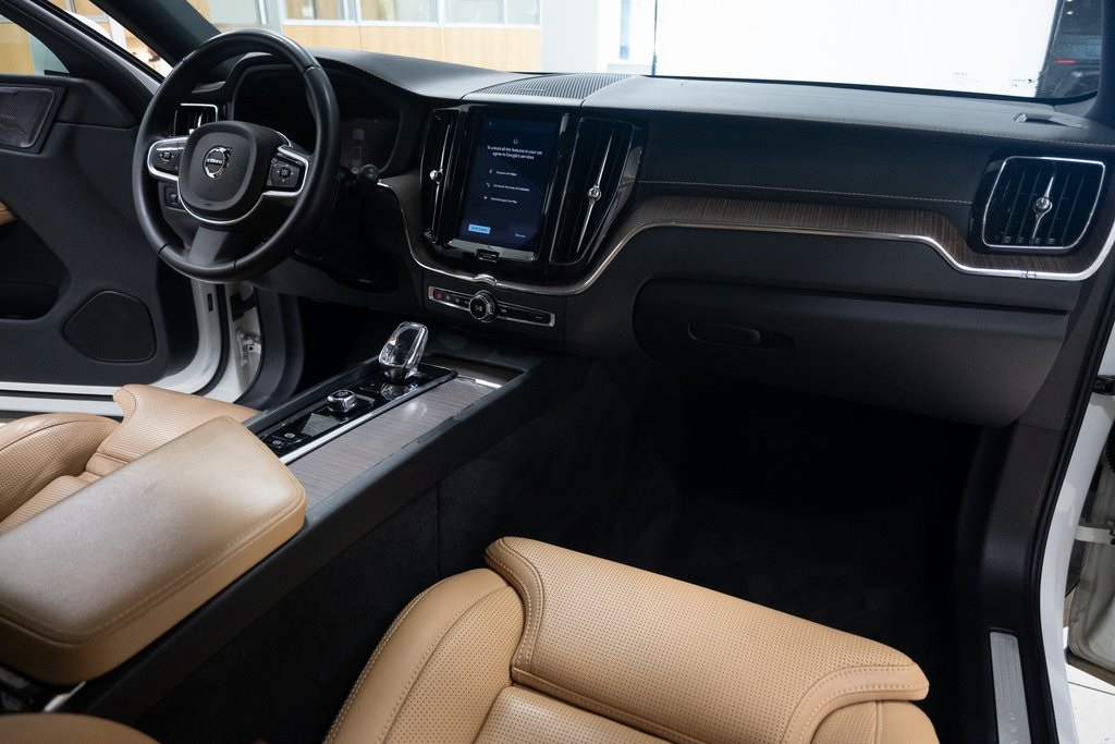 2022 Volvo XC60 B5 Inscription photo 11