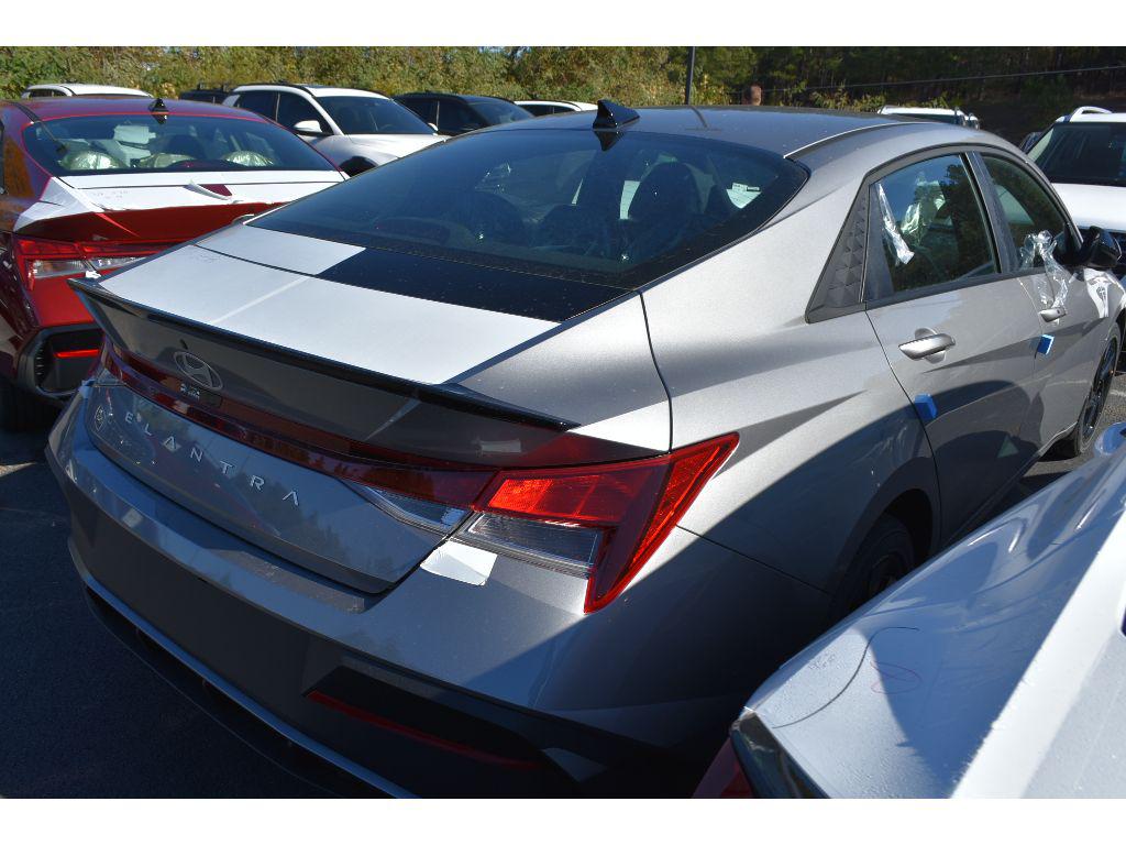 2026 Hyundai Elantra SEL Sport photo 3