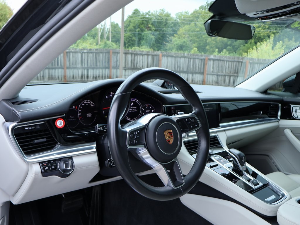 2018 Porsche Panamera Base 4 photo 4