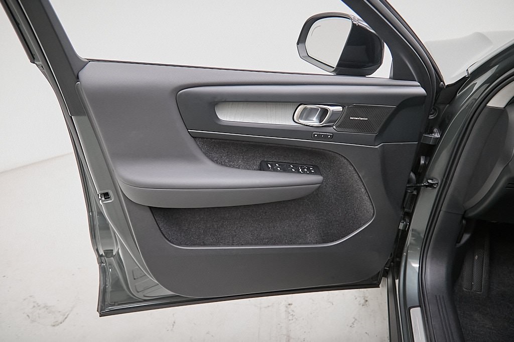 2026 VOLVO XC40 - Image 9