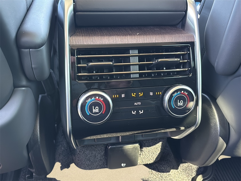 2025 Land Rover Range Rover SE photo 8