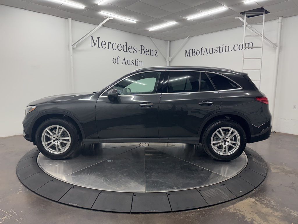 2025 Mercedes Benz GLC 300 photo 3