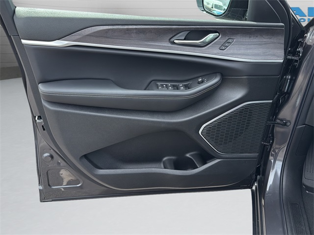 2025 Jeep Grand Cherokee Limited photo 10
