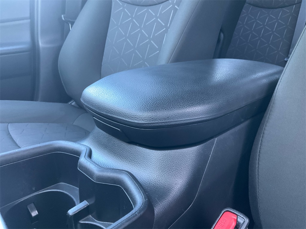 2023 Toyota RAV4 XLE photo 8