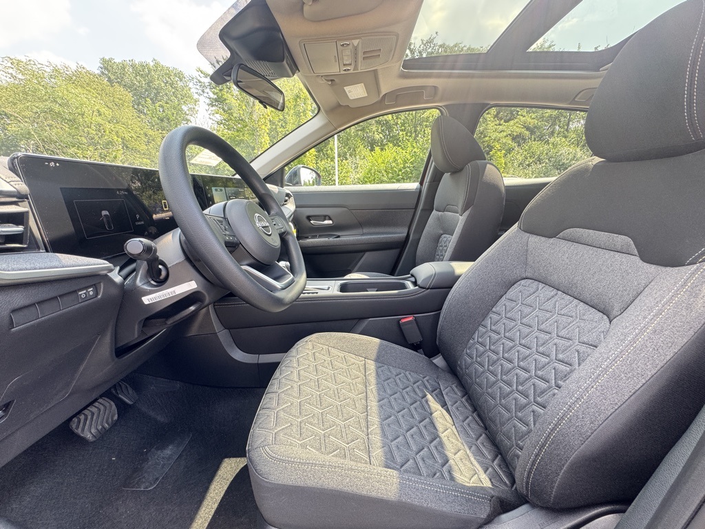 2025 Nissan Kicks SV photo 17