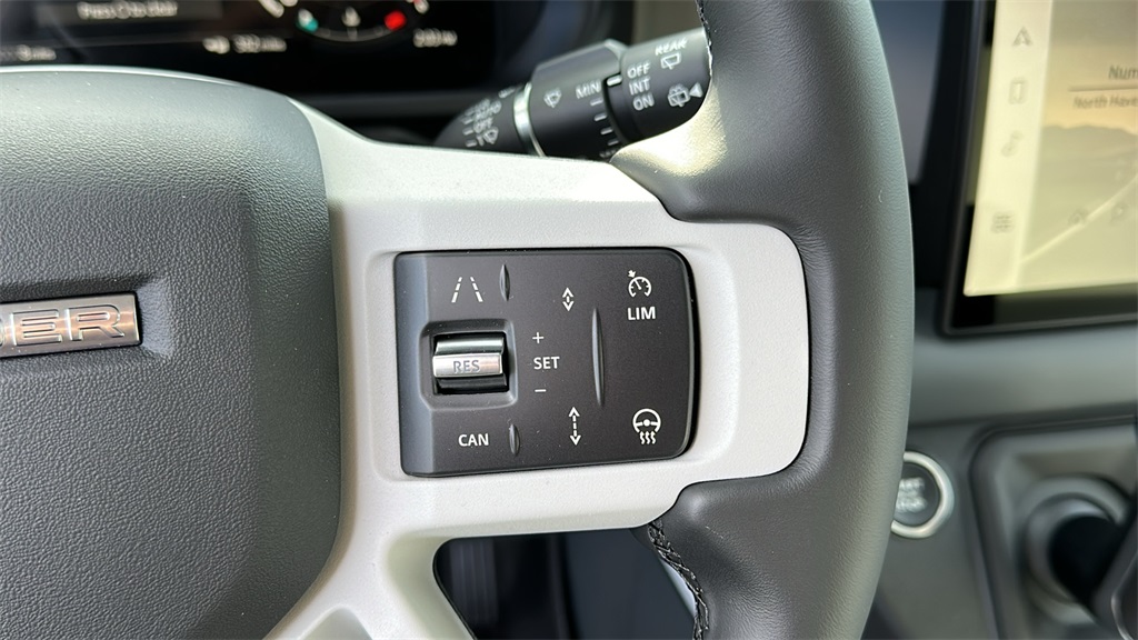 2025 Land Rover Defender 110 X-Dynamic SE photo 13