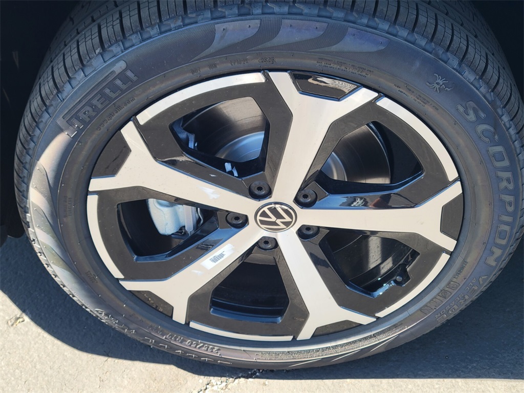 2025 Volkswagen Tiguan SE photo 5