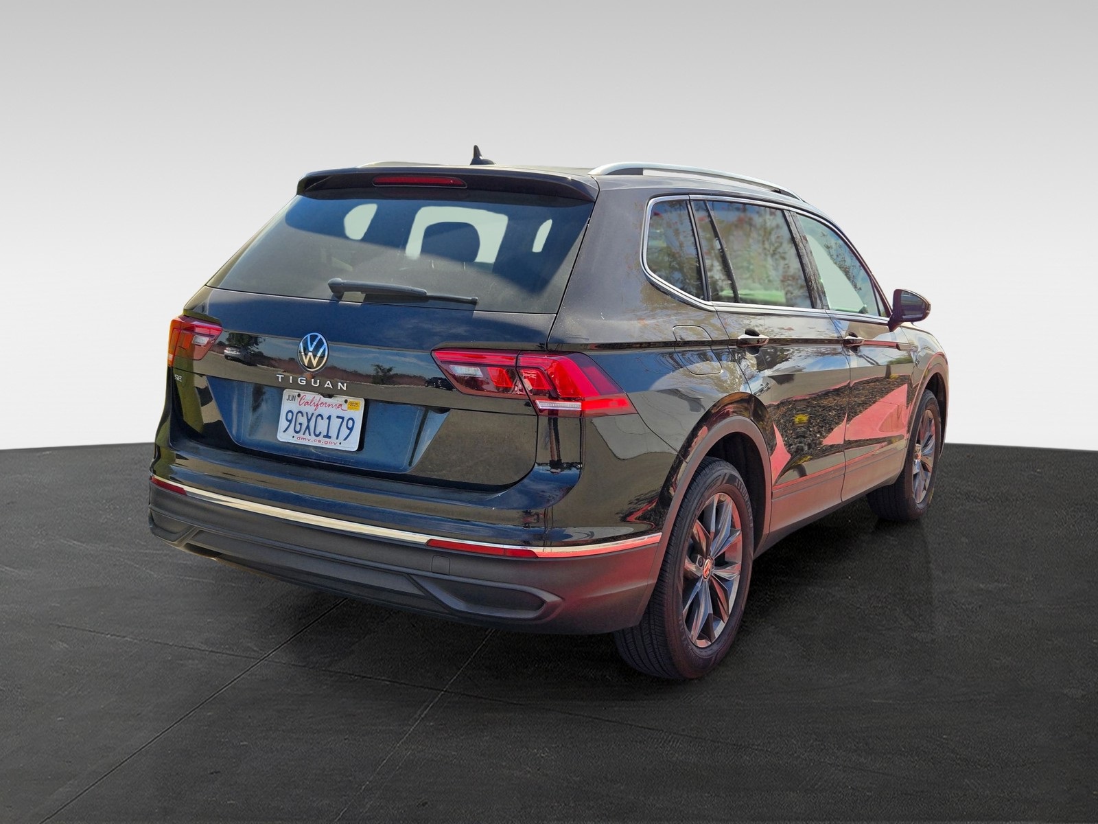 2023 Volkswagen Tiguan SE photo 3